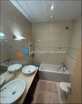 Kupatilo opremljeno sa dva umivaonika, kadom i toaletom. - image 14