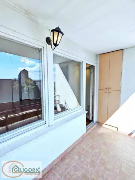 Zastakljeni balkon sa pločicama na podu i ugradnim ormarom. - image 18