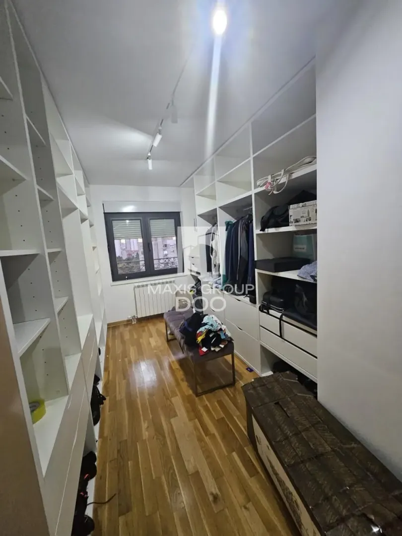 Izdavanje, četvorosoban stan, 127m², Crveni Krst, Beograd