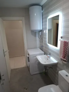 Kupatilo sa umivaonikom, veš mašinom, bojlerom i ogledalom. - image 12