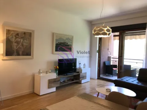 Dnevna soba sa TV-om, garniturom i izlazom na terasu. - image 3
