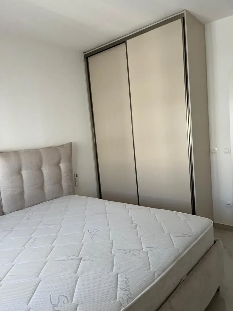 Spavaća soba sa bračnim krevetom i ugradnim plakarom.