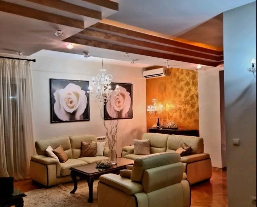 Izdavanje, trosoban stan, 113m², Centar, Budva