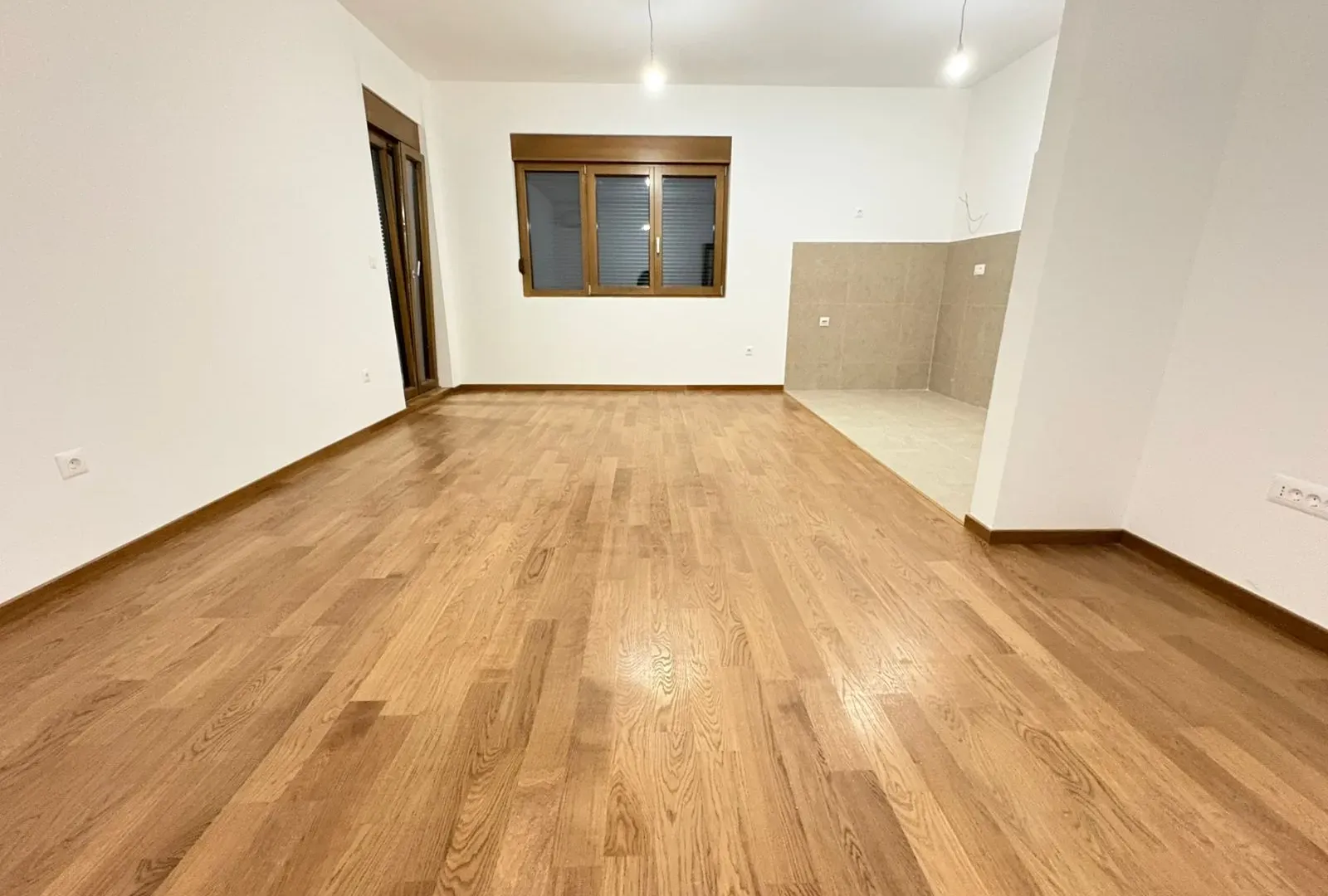 Izdavanje, trosoban stan, 85m², Vezirov Most, Podgorica