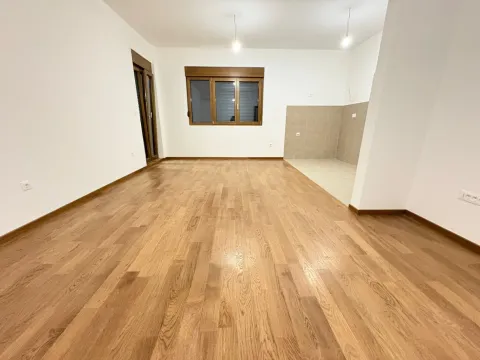 Izdavanje, trosoban stan, 85m², Vezirov Most, Podgorica - image 1