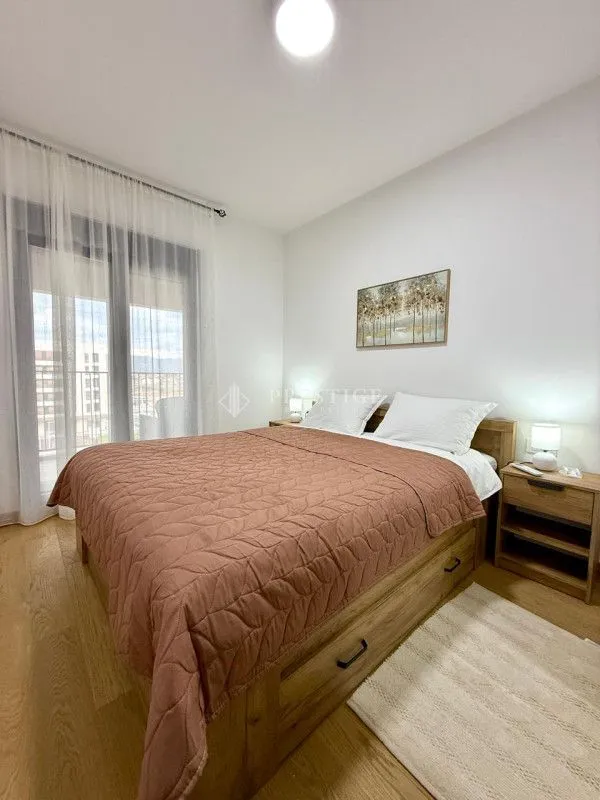 Furnished bedroom with a double bed and access to the terrace.