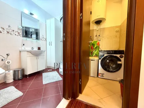 Pregled kupatila sa umivaonikom i veš mašinom. - image 15