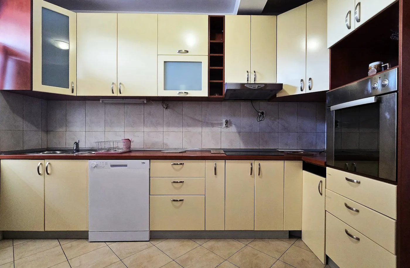 Izdavanje, kuća, 180m², Tološi, Podgorica