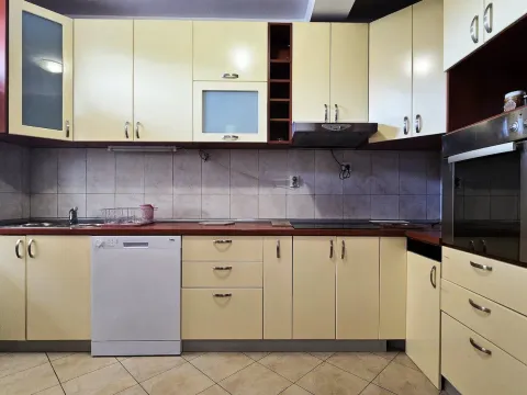 Rent, house, 180m², Tološi, Podgorica - image 25