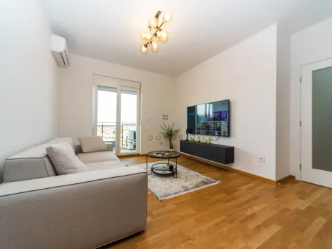 Izdavanje, dvosoban stan, 70m², Stari Aerodrom, Podgorica - image 2