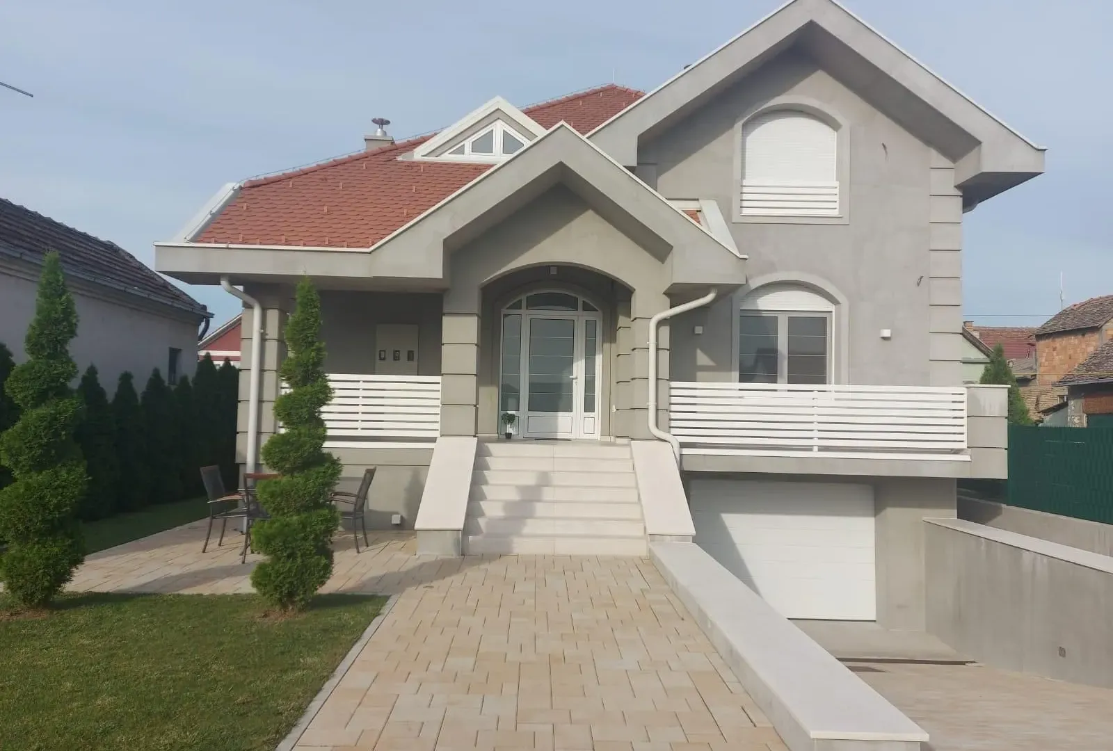 Prodaja, kuća, 380m², Centar, Inđija
