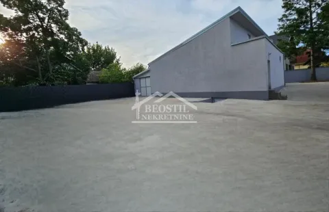 Concrete yard and exterior of the house with a fence. - image 12