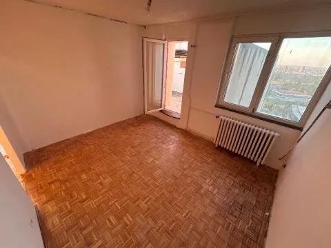 Prazna prostorija sa parketom na podu i izlazom na terasu. - image 9