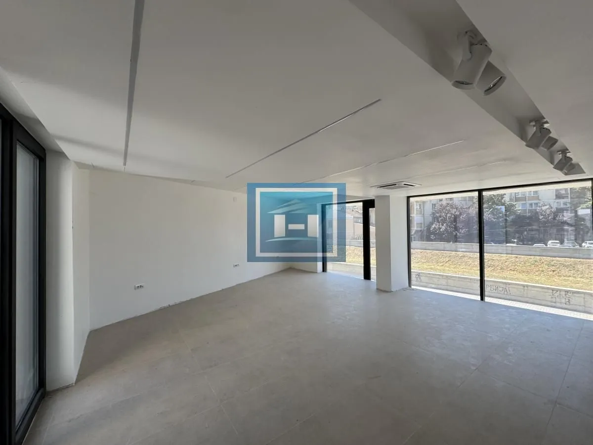 Izdavanje, poslovni prostor, 255m², Centar, Paraćin