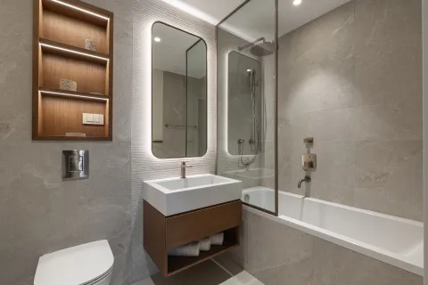 Moderne kupatilo sa tuš kabinom, kadom i umivaonikom. - image 32