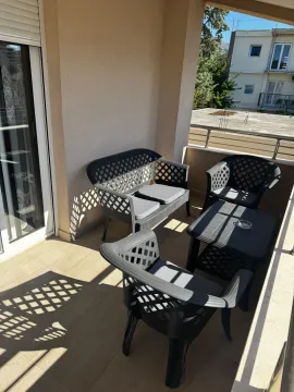 Namještena terasa sa garniturom za sjedenje i pogledom na okolne zgrade. - image 10