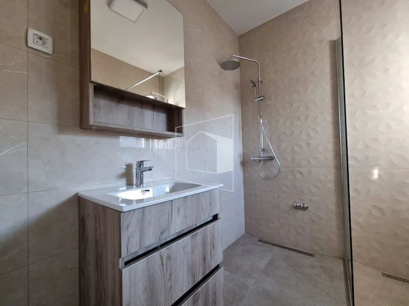 Sale, house, 400m², Tološi, Podgorica