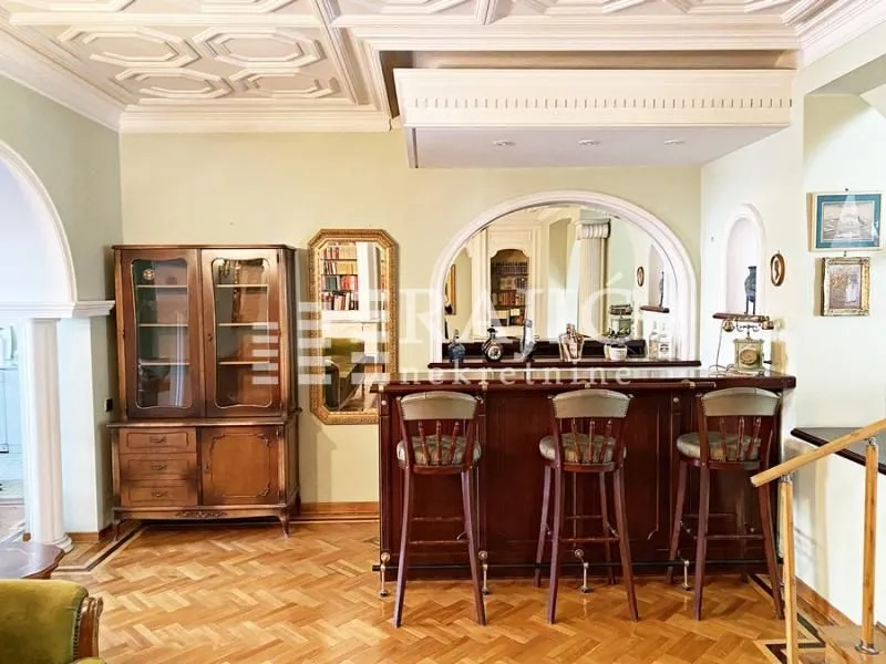 Living room with a bar counter and wooden furniture.