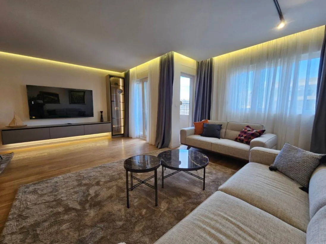Izdavanje, dvosoban stan, 110m², Central Point, Podgorica
