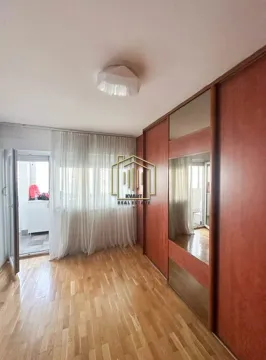Soba sa drvenim podom, velikim garderoberom i izlazom na terasu. - image 5