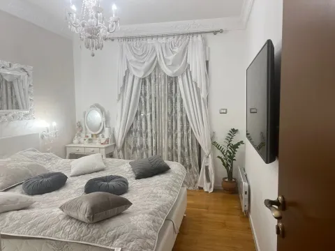 Prostrana i svijetla spavaća soba sa velikim bračnim krevetom i stilskim namještajem. - image 2
