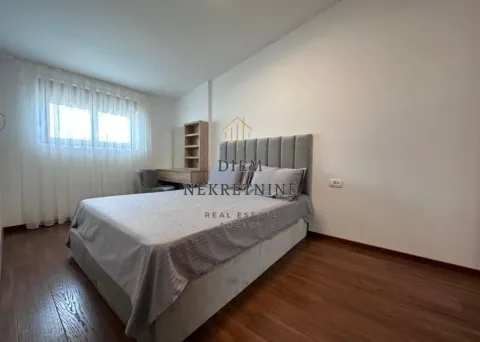 Namještena spavaća soba sa bračnim krevetom i prozorom. - image 7