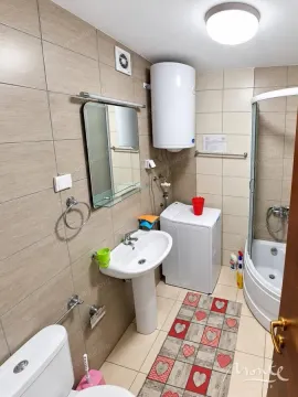 Kupatilo opremljeno sanitarijama, tuš kabinom i mašinom za veš. - image 5
