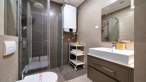 Moderne kupatilo sa tuš kabinom, umivaonikom i bojlerom. - image 10