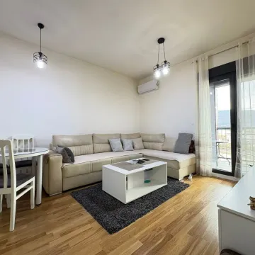 Dnevna soba sa ugaonom garniturom, stočićem i trpezarijskim stolom. - image 2