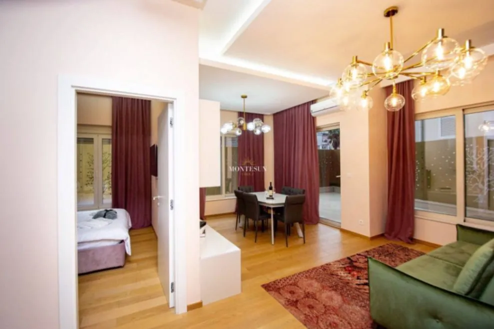 Izdavanje, dvosoban stan, 107m², Centar, Budva