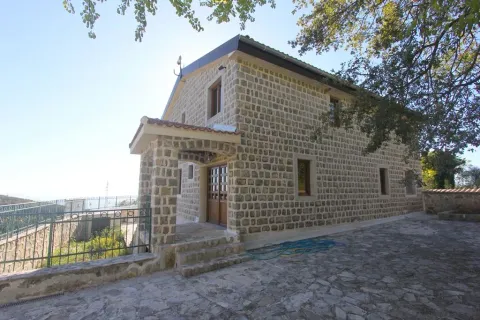 Tradicionalna kamena kuća sa popločanim dvorištem. - image 4