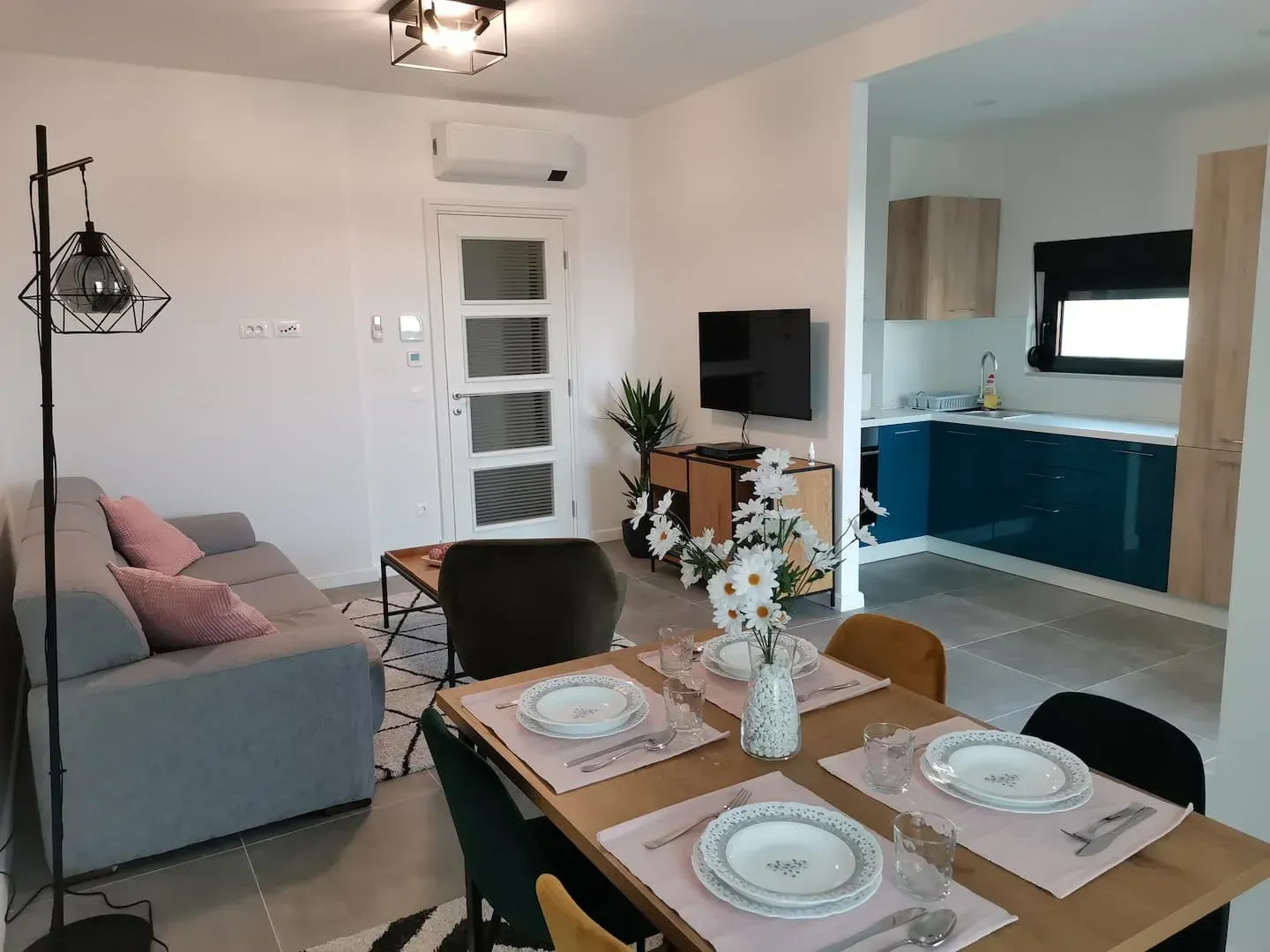 Rent, apartment, 83m², Tivat, Crna Gora