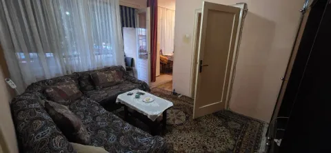 Dnevna soba sa garniturom i tepishem. - image 2