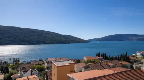 Pogled na more i okolne planine sa terase. - image 4