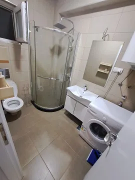 Kompaktno kupatilo sa tuš kabinom, umivaonikom i veš mašinom. - image 24