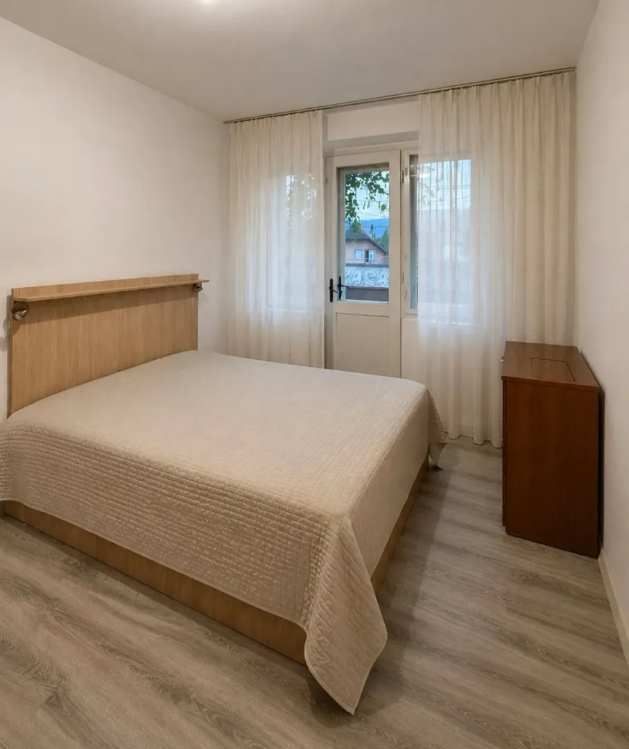 Furnished bedroom with a double bed and access to the terrace.