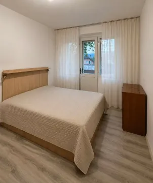 Furnished bedroom with a double bed and access to the terrace. - image 4
