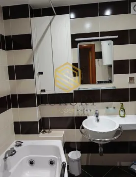 Manje kupatilo sa umivaonikom, kadom i ormarićem. - image 8
