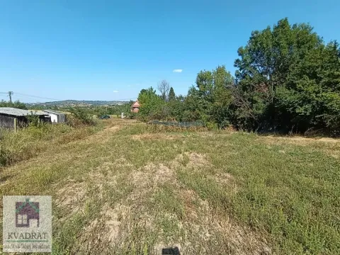 Pogled na plac sa zelenilom i okolnim rastinjem. - image 3
