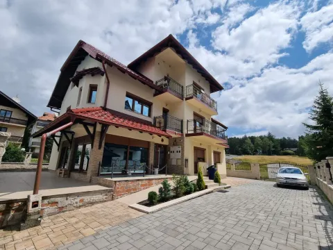 Eksterijer višespratne kuće sa dvorištem i popločanim prilazom. - image 15