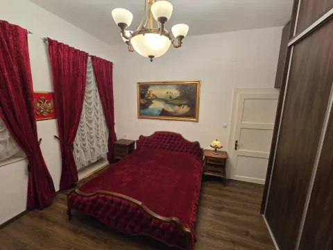 Spavaća soba sa bračnim krevetom sa crvenim tapacirungom, garderoberom i lusterom. - image 11