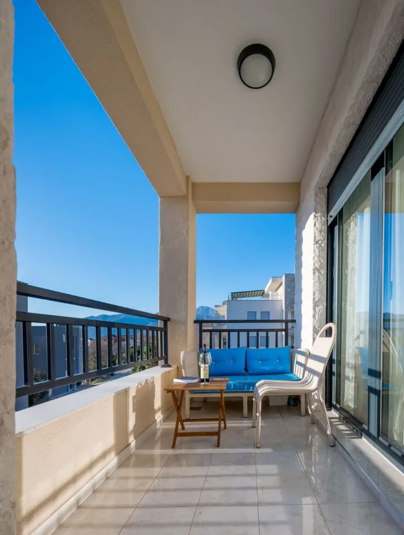Namješten balkon sa garniturom za sjedenje i pogledom na okolinu.