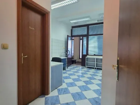 Izdavanje, poslovni prostor, 80m², Centar, Nikšić - image 8
