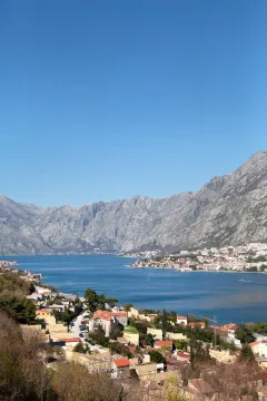 Pogled na zaliv i planine sa nekretnine. - image 19