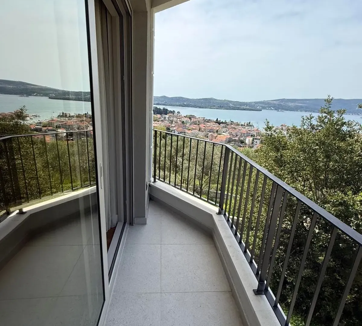 Izdavanje, dvosoban stan, 83m², Tripovići, Tivat