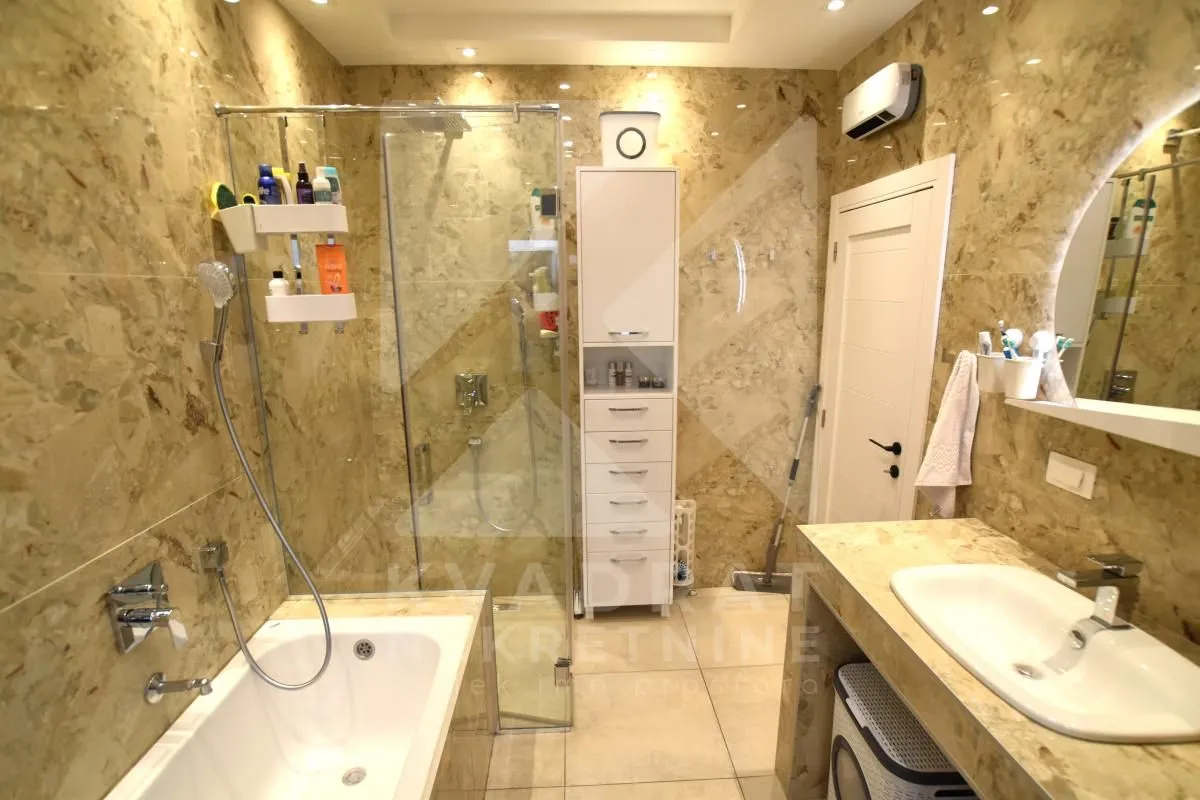 Prodaja, kuća, 270m², Gornja Gorica, Podgorica