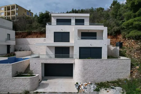 Pogled na modernu višespratnu kuću sa garažom i terasama. - image 22