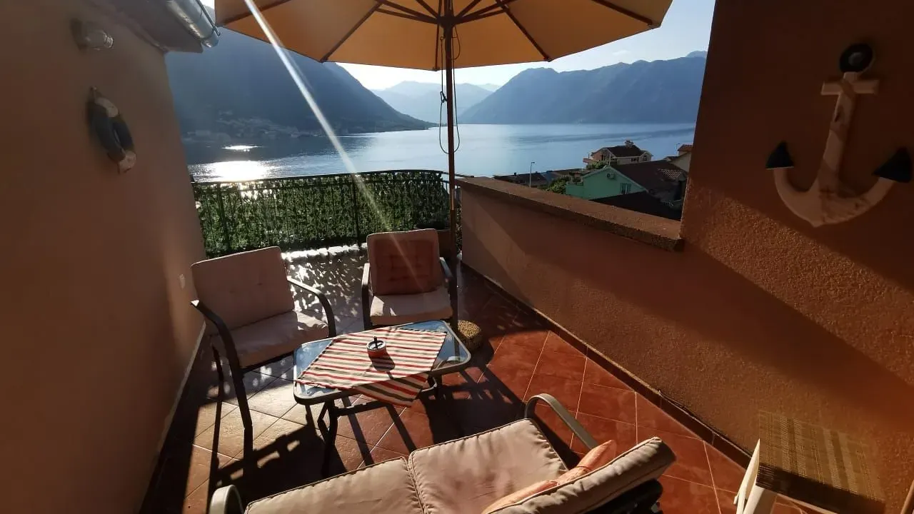 Izdavanje, trosoban stan, 110m², Dobrota, Kotor