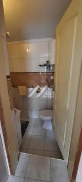 Pogled na kupatilo sa wc šoljom i umivaonikom. - image 5