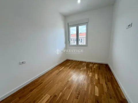 Prazna soba sa drvenim parketom i prozorom. - image 9